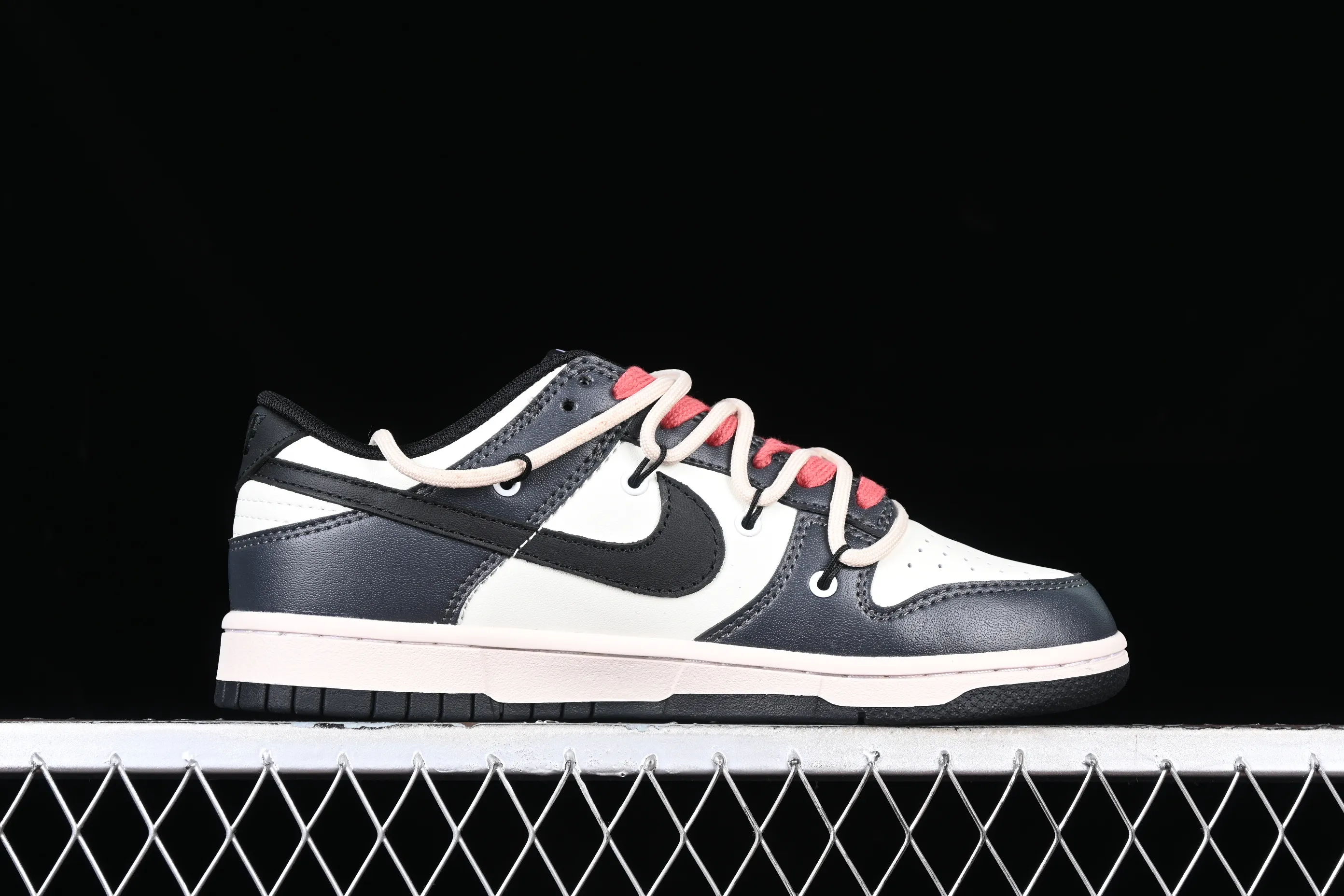 All Categories Nk SB Dunk Series Nk SB Dunk Low Low-top sneakers Nk Dunk Low Panda Prank Psychedelic Love Panda Distressed SB strap low-top casual sneakers DD1391-100